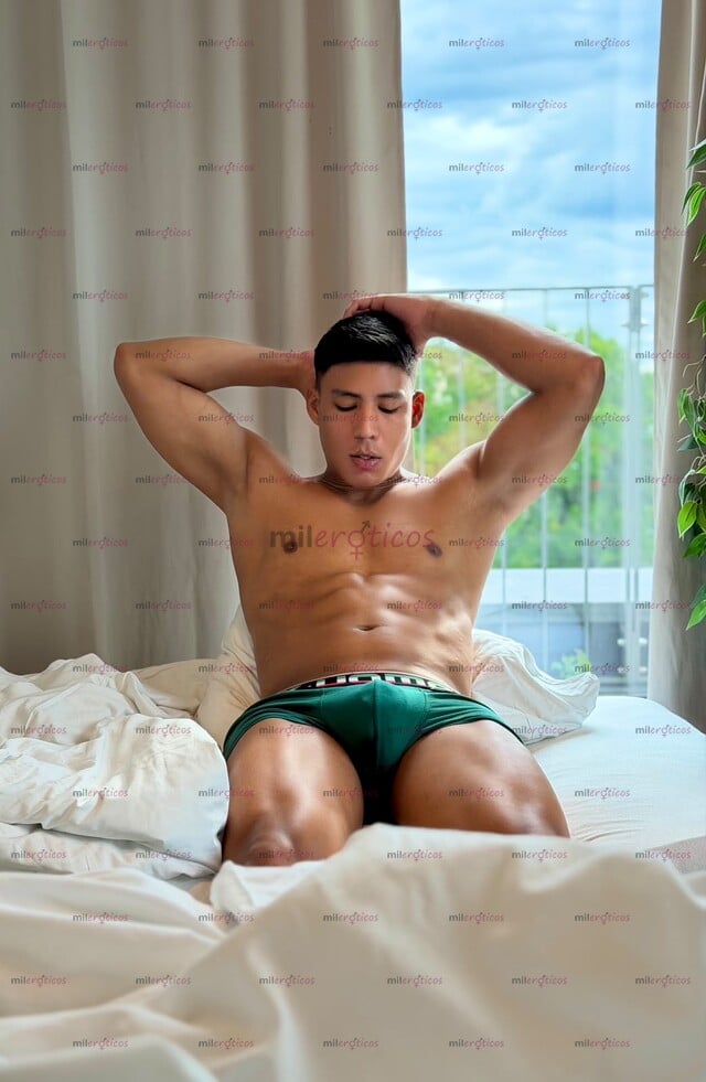 FOTOS DE MACHO ATLETA SERIO , VERGA DURA VENOSA Y GRUESA.
