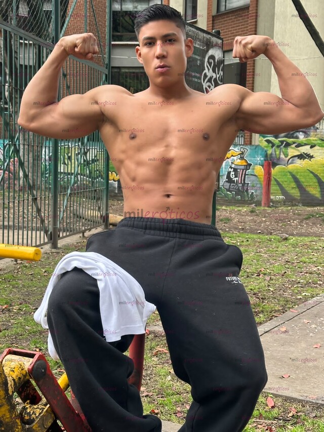 FOTOS DE MACHO ATLETA SERIO , VERGA DURA VENOSA Y GRUESA.