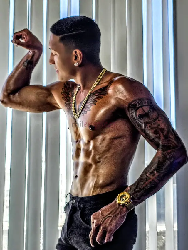 Hola amor soy anthony tu chocolate smith nueva temporada y tiempo corto soy lo que buscas entregame tus mejores deseos y ven a conocerme soy muy higie...