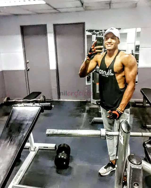 Hola amor soy anthony tu chocolate smith nueva temporada y tiempo corto soy lo que buscas entregame tus mejores deseos y ven a conocerme soy muy higie...