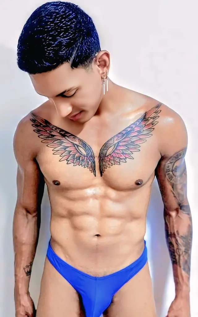 Hola amor soy anthony tu chocolate smith nueva temporada y tiempo corto soy lo que buscas entregame tus mejores deseos y ven a conocerme soy muy higie...