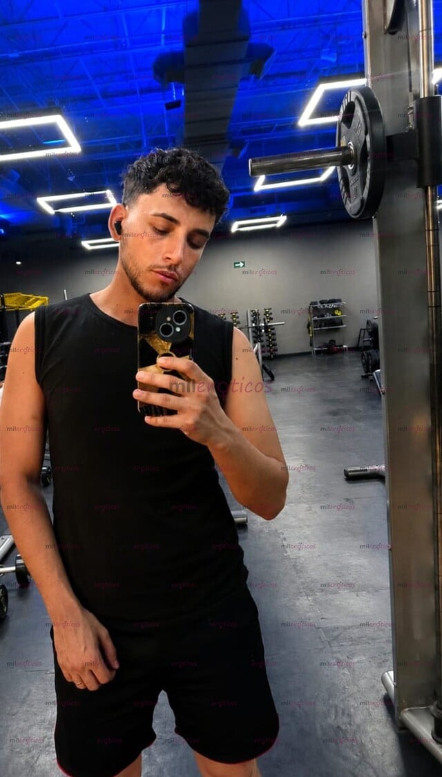FOTOS DE CHICO VERSÁTIL JOVEN, ATENTO Y CON MANOS EXPERTAS EN MASAJES
