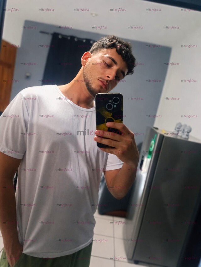 FOTOS DE CHICO VERSÁTIL JOVEN, ATENTO Y CON MANOS EXPERTAS EN MASAJES
