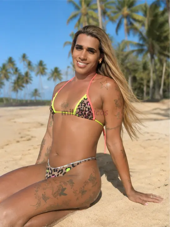 Sou a leandra uma loira gata e top que adora mostrar o cuzinho e o pau ate voce gozar sento no piru de plastico e ainda dou leitinho no pacote de vide...