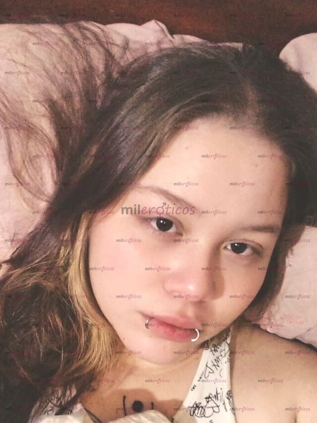 FOTOS DE CHICA DE PIEL BLANCA TATUADA CON PIERCINGS BUENAS TETAS
