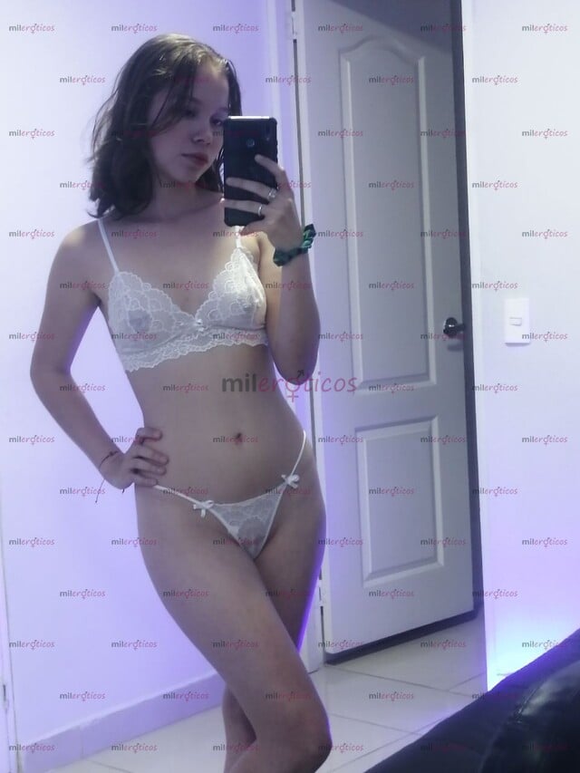 FOTOS DE CHICA DE PIEL BLANCA TATUADA CON PIERCINGS BUENAS TETAS