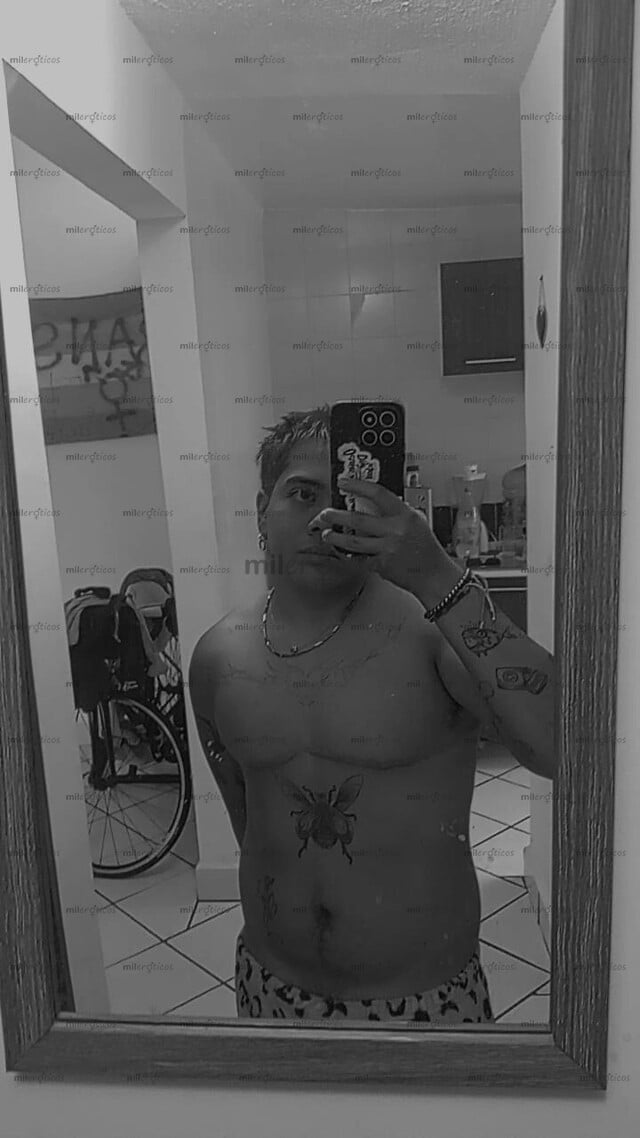 FOTOS DE HOMBRE TRANS BONITO PASIVO TATUADO 100% REAL