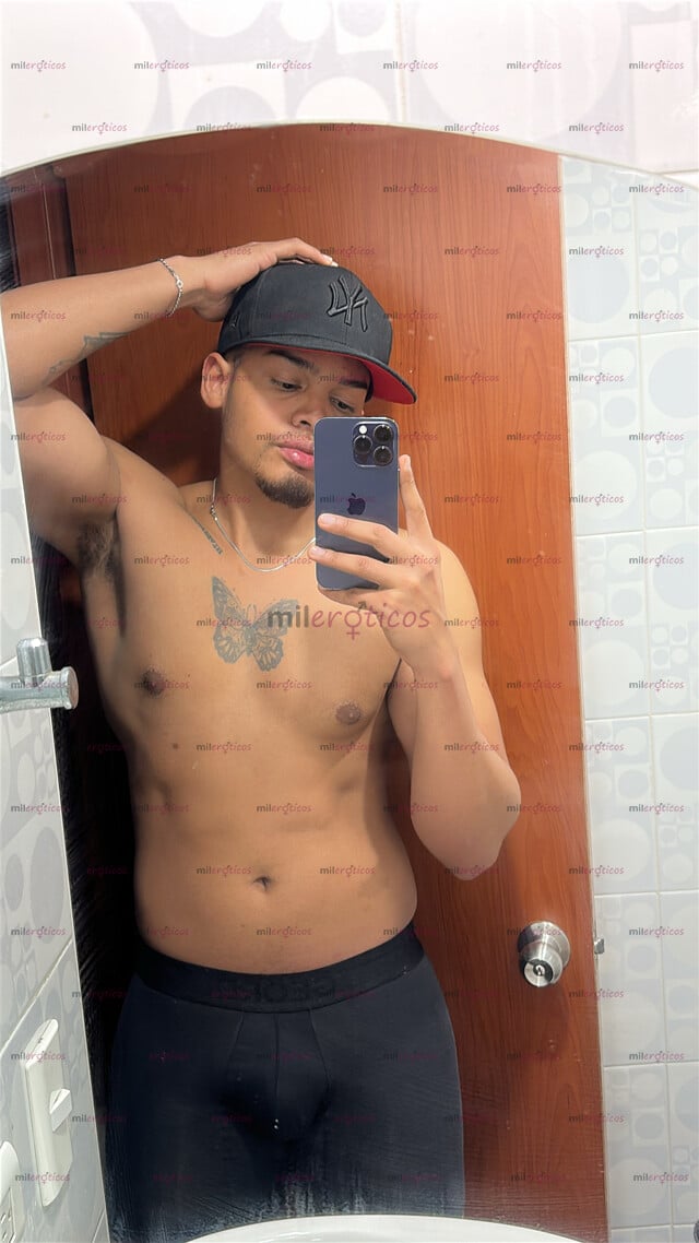 FOTOS DE JOVEN, MORENO, PASIVO NALGON COMPLACIENTE
