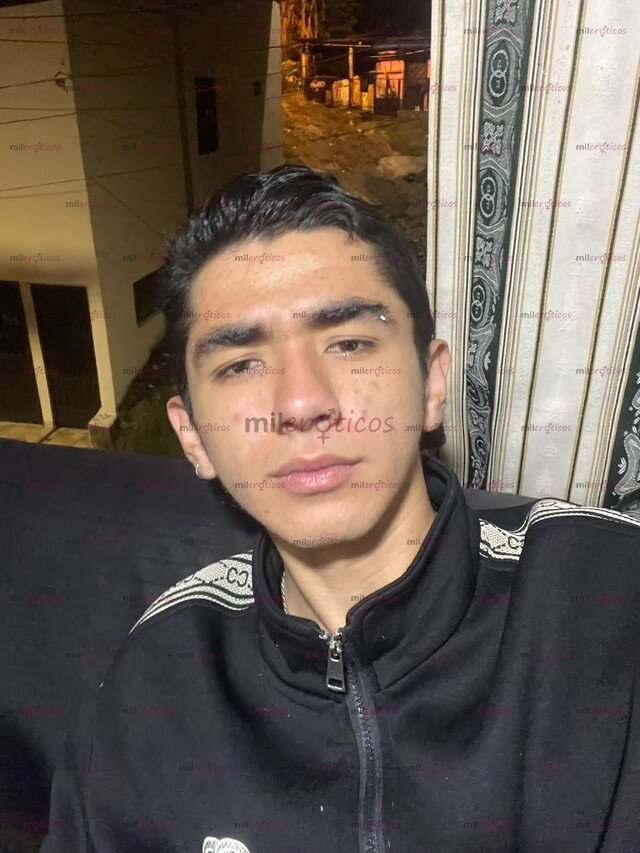 FOTOS DE SUMISO CON MUCHAS GANAS DE QUE ME PARTAS MI CULITO APRETADO Y CALIENTITO