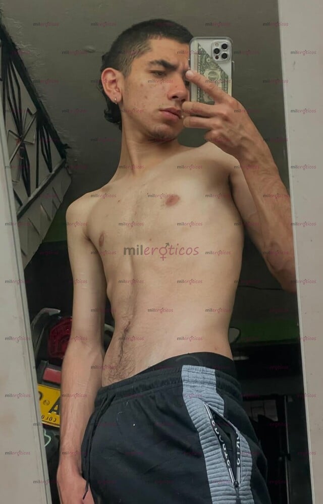 FOTOS DE SUMISO CON MUCHAS GANAS DE QUE ME PARTAS MI CULITO APRETADO Y CALIENTITO