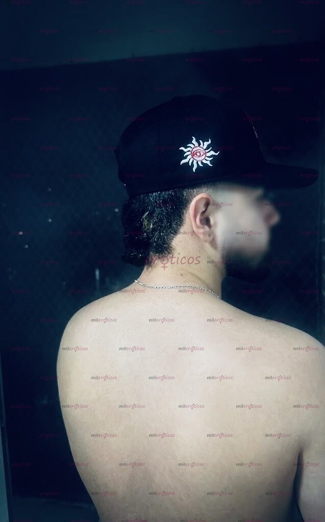 FOTOS DE JOVEN SERIO Y TRABAJADOR BUSCANDO PARCHE SEBASTIÁN: BLANCO, CARISMÁTICO Y