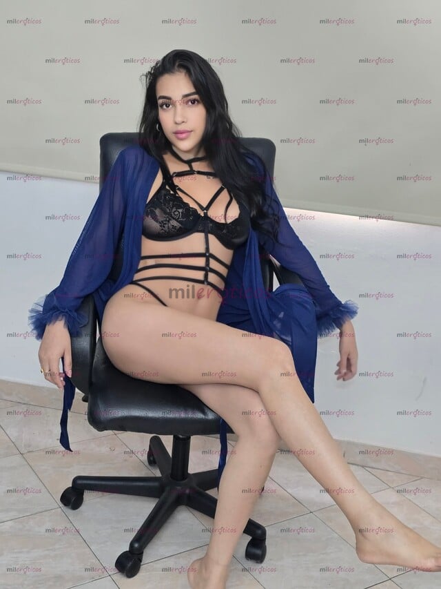 FOTOS DE POLLITA EXÓTICA CON PIEL TENSA BLANCA Y SENOS ROSADOS