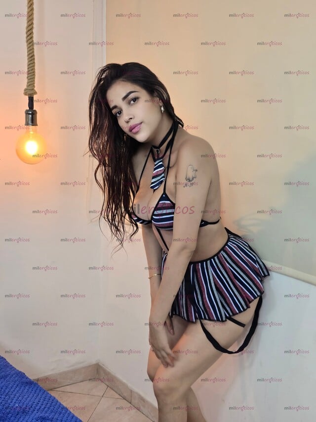 FOTOS DE POLLITA EXÓTICA CON PIEL TENSA BLANCA Y SENOS ROSADOS