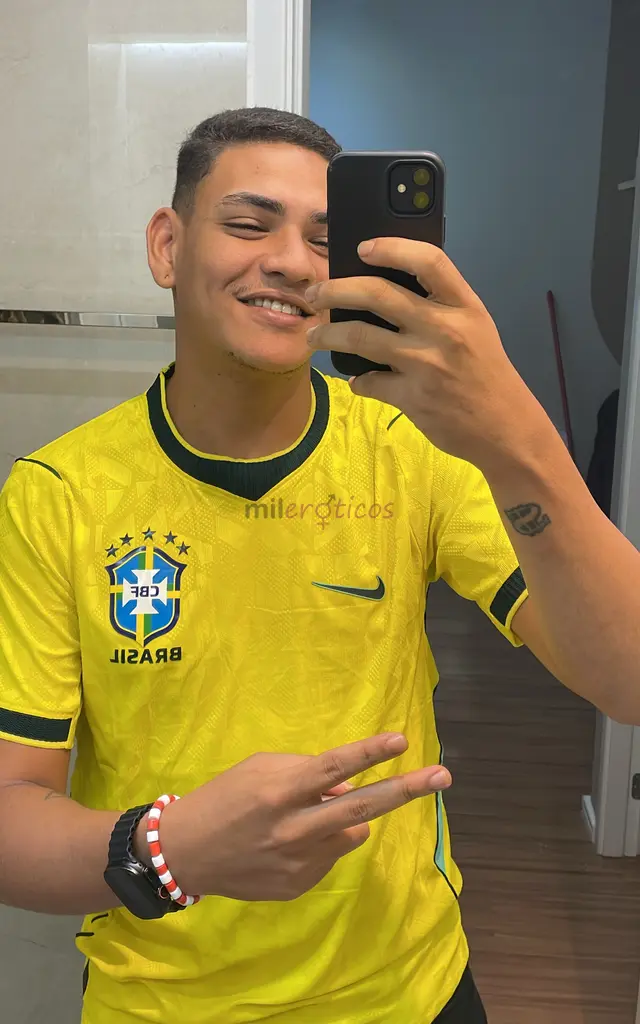 Ola me chamo gabriel barros tenho 23 anos amp 1 83 de altura bem dotado 23 cm de pica grossa homem alto moreno bem cuidado e com presenca marcante ten...