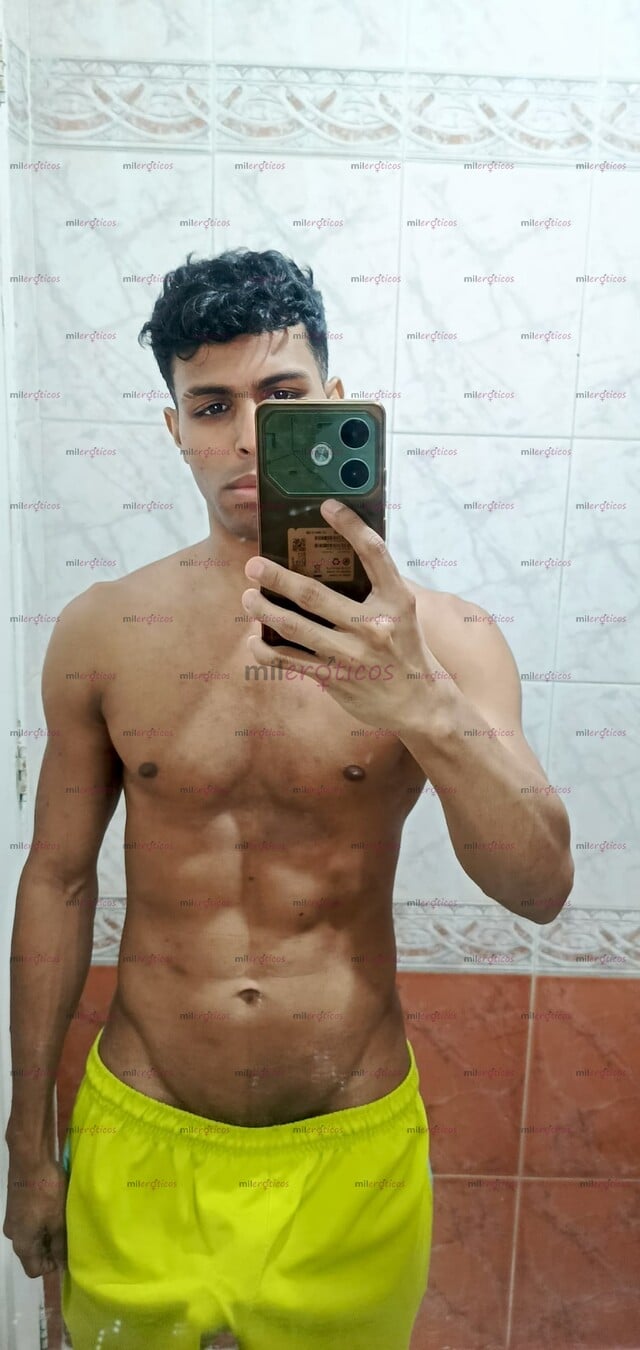 FOTOS DE MORENO BISEX DOT VERSÁTIL, QUIEN PARA LLENARLO DE LECHE?