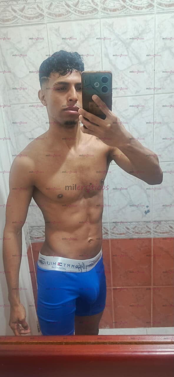 FOTOS DE MORENO BISEX DOT VERSÁTIL, QUIEN PARA LLENARLO DE LECHE?