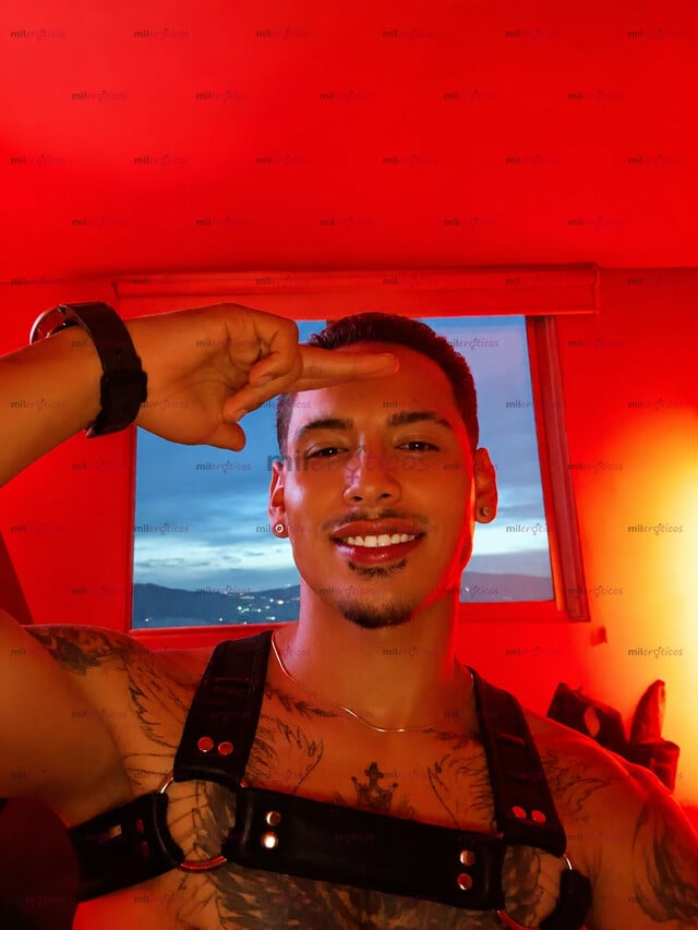 FOTOS DE MASAJISTA ATLÉTICO Y TATUADO EXPERIENCIA EXCLUSIVA Y DISCRETA