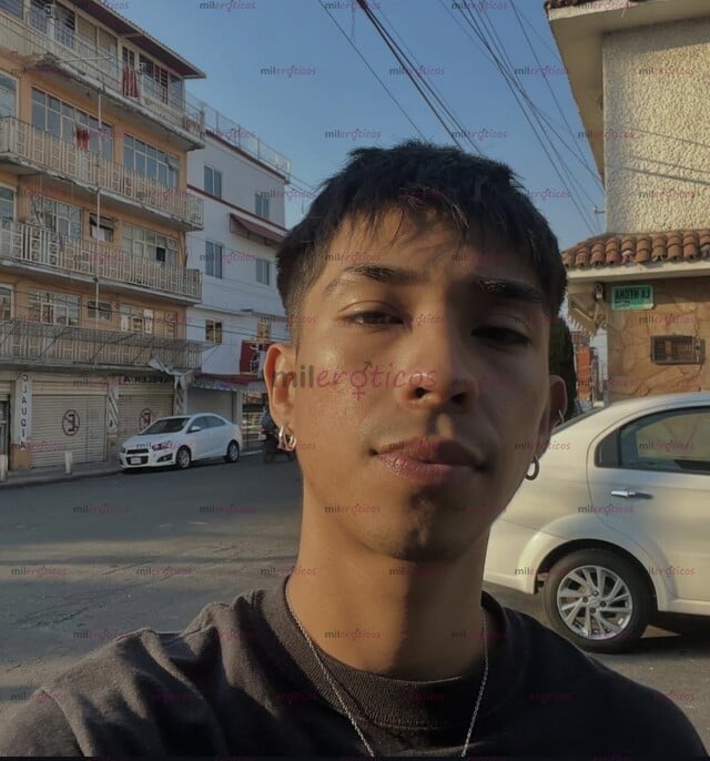 FOTOS DE ACT 18 CM, GRUESA, MORENA Y VENOSA. LATINO DE 23 AÑOS