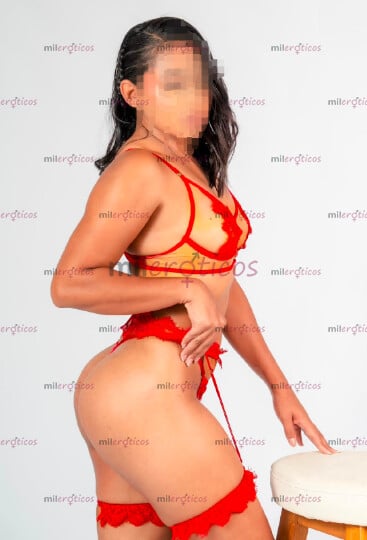 FOTOS DE UNA FLACA MORENA MUY SEXY DISPUESTA A BRINDAR UN SERVICIO LLENO DE MUCHO PLACER.
