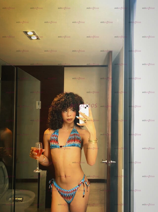 FOTOS DE LA FANTASÍA QUE SÍ EXISTE ALTA, FEMENINA, RIZADA, MORENA Y DIFÍCIL DE OLVIDAR.