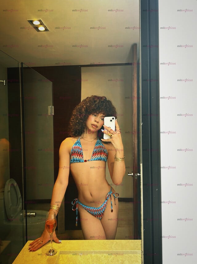 FOTOS DE LA FANTASÍA QUE SÍ EXISTE ALTA, FEMENINA, RIZADA, MORENA Y DIFÍCIL DE OLVIDAR.
