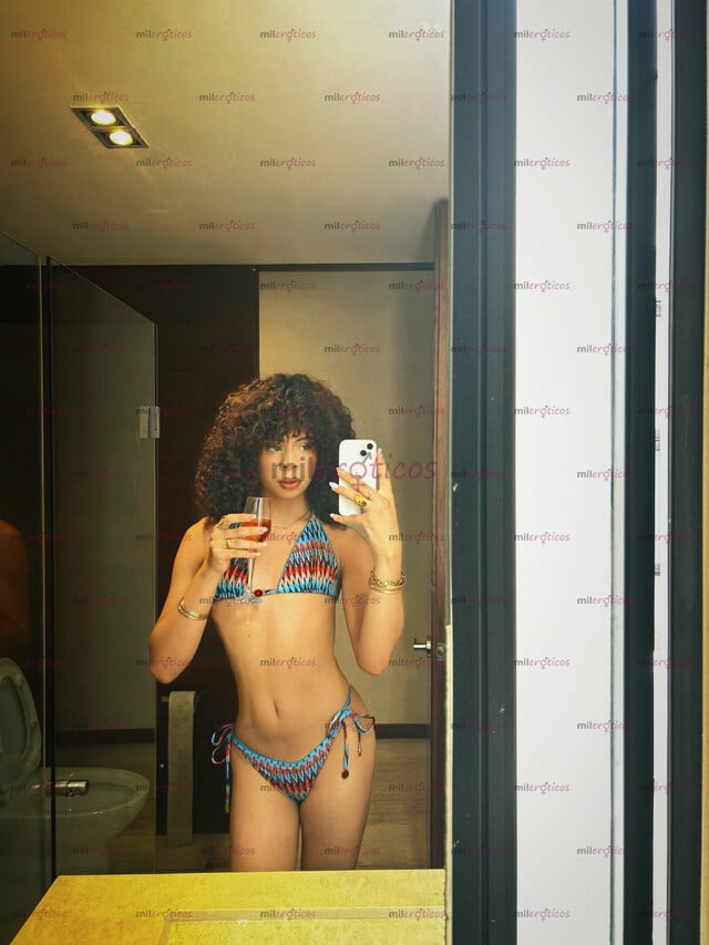 FOTOS DE LA FANTASÍA QUE SÍ EXISTE ALTA, FEMENINA, RIZADA, MORENA Y DIFÍCIL DE OLVIDAR.