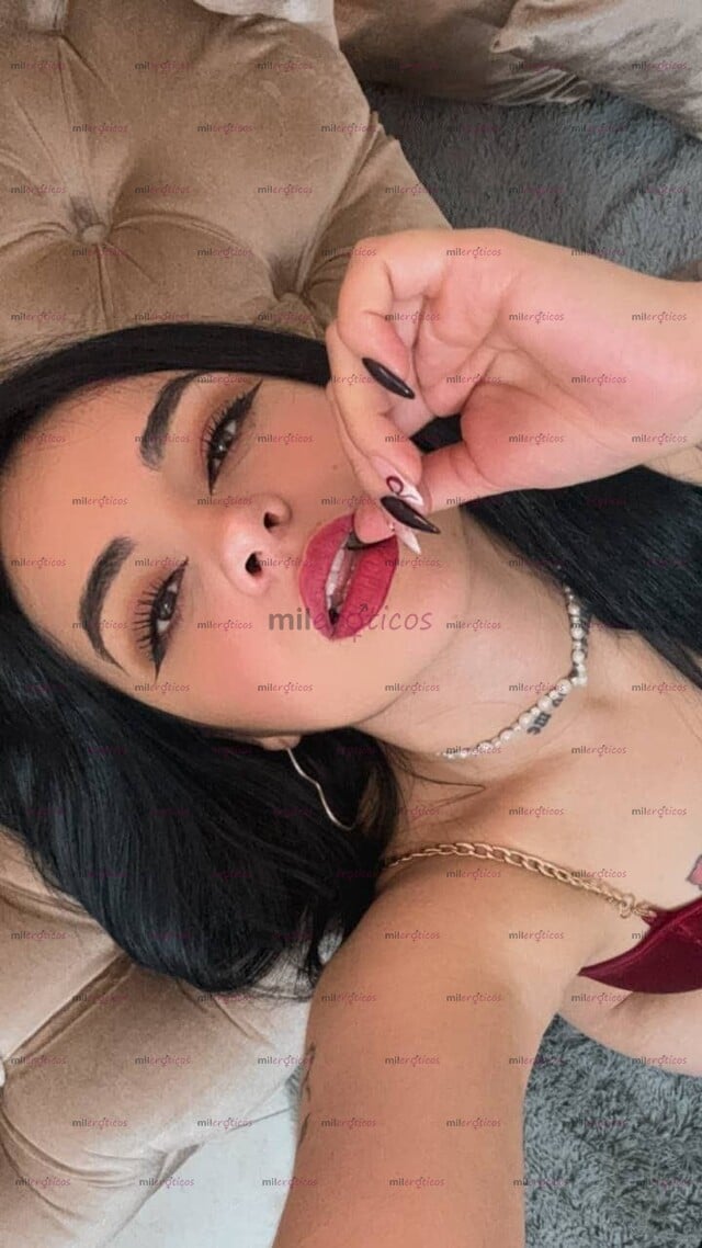 FOTOS DE PELINEGRA, NALGONA Y PIERNAS DE ENCANTO CON MIRADA CURIOSA!