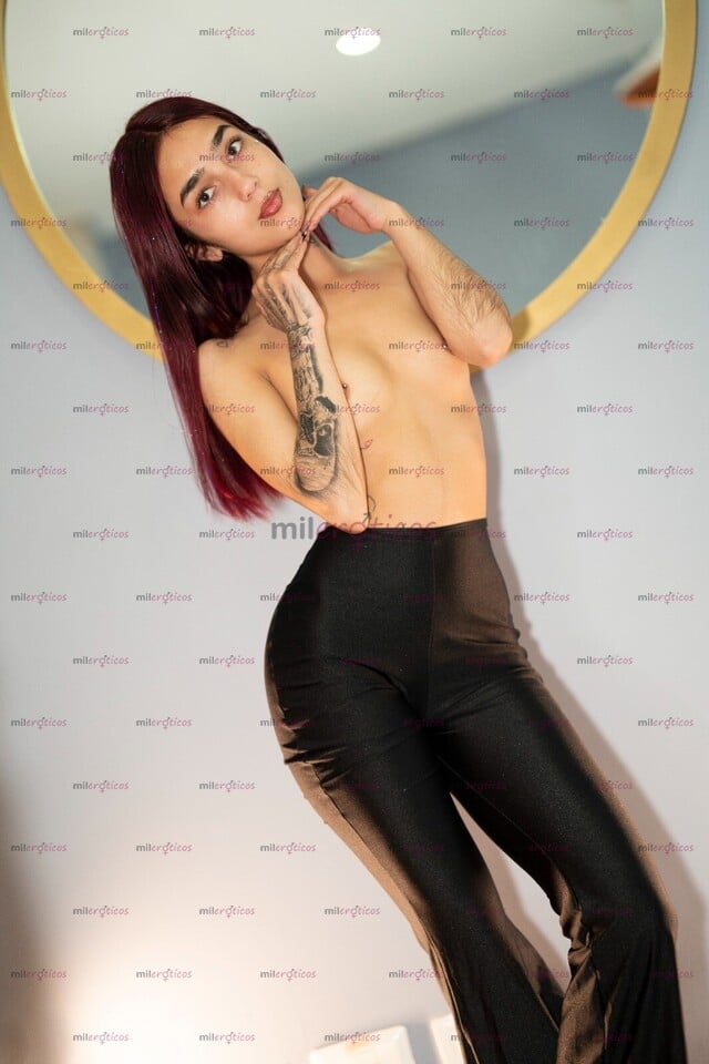 FOTOS DE TIFFANY, 19 AÑOS, COLOMBIANA DE BOGOTÁ, CABELLO VIOLETA, DELGADA CON CURVAS,