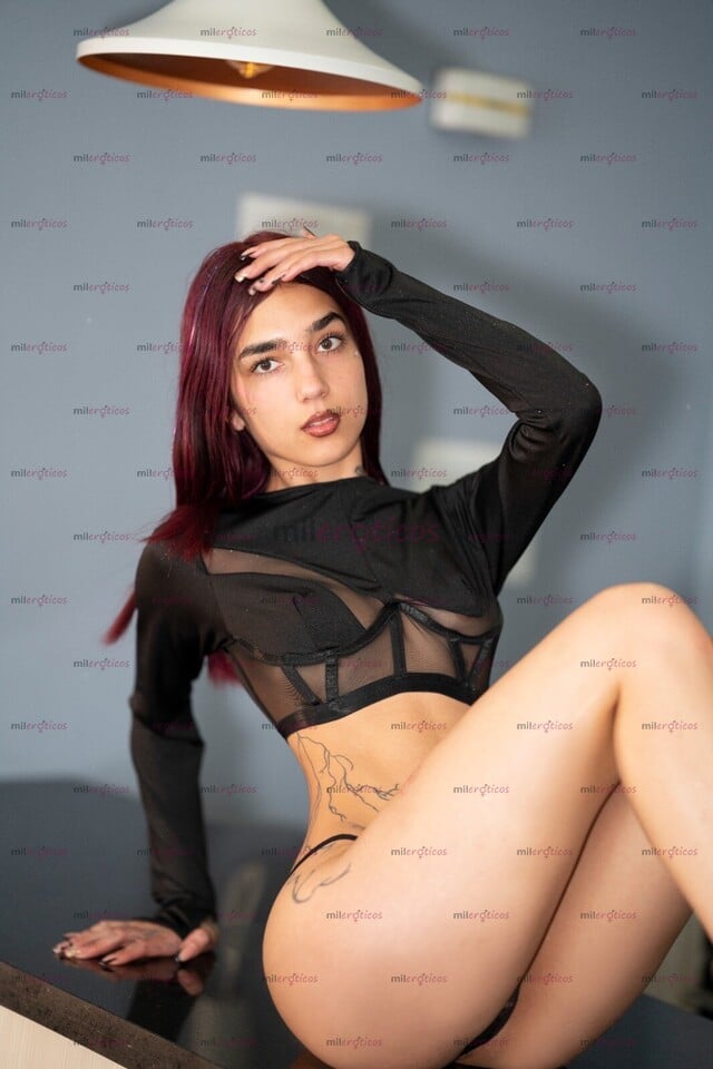 FOTOS DE TIFFANY, 19 AÑOS, COLOMBIANA DE BOGOTÁ, CABELLO VIOLETA, DELGADA CON CURVAS,