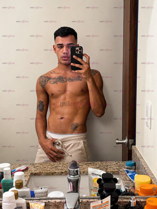 FOTOS DE MORENO VENEZOLANO CON 20CM DE VERGA RECIÉN LLEGADO A LA CIUDAD