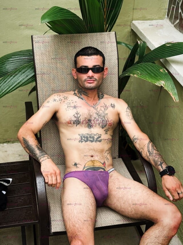 FOTOS DE JOVEN ACTIVO TATUADO ,BUENA VERGA PARA COMPLACERTE.