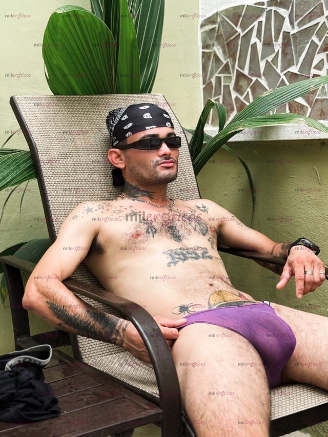 FOTOS DE JOVEN ACTIVO TATUADO ,BUENA VERGA PARA COMPLACERTE.