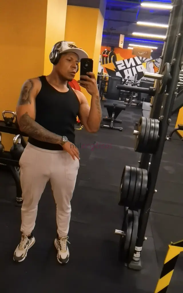 Soy nacho un joven de 31 anos totalmente activo atiendo mujeres y parejadepartamento discretono te arrepentiras es un ambiente agradableestoy para cum...