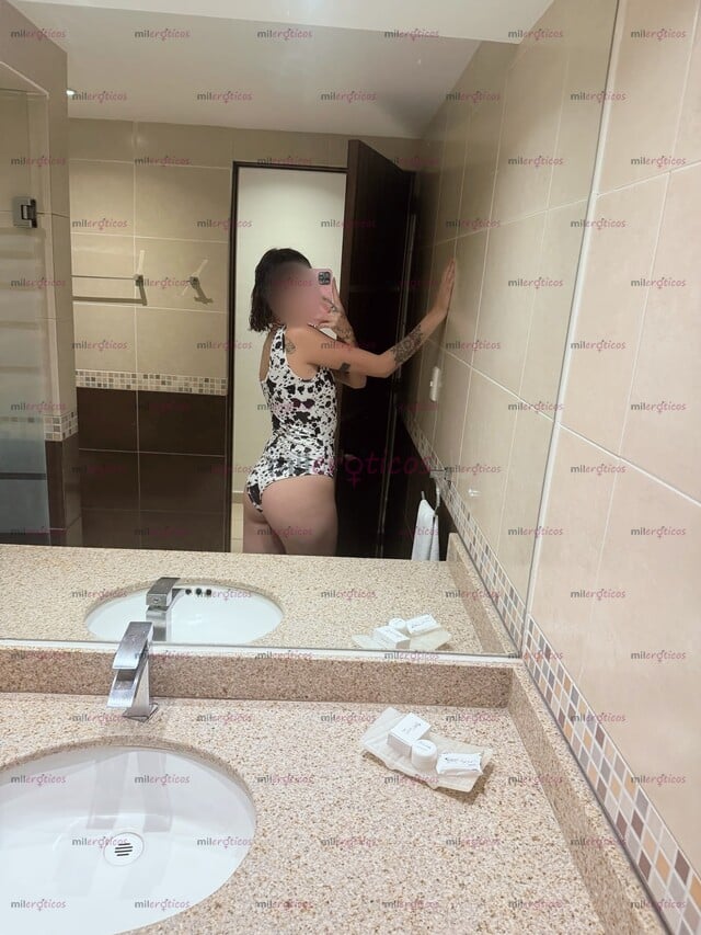 FOTOS DE SOY FLAQUITA Y ME LA COMO TODA ENTERA .. ME GUSTA MONTARME Y SACARTE LA LECHE