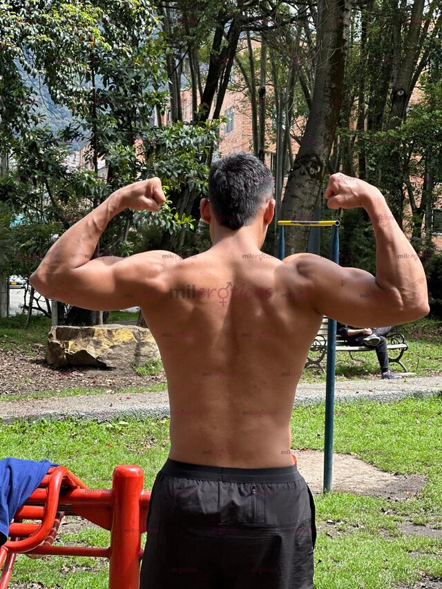 FOTOS DE MACHO ATLETA SERIO , VERGA DURA VENOSA Y GRUESA.