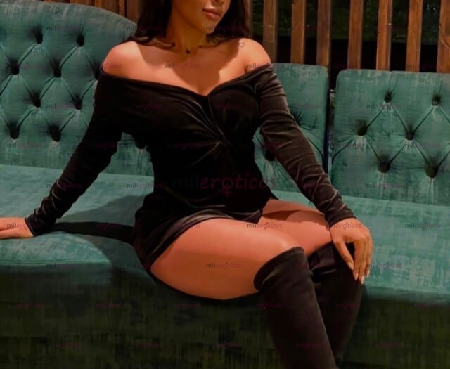 FOTOS DE HONEY 26 AÑOS, CADERAS NATURALES, CABELLO NEGRO LARGO, MANOS DE SEDA