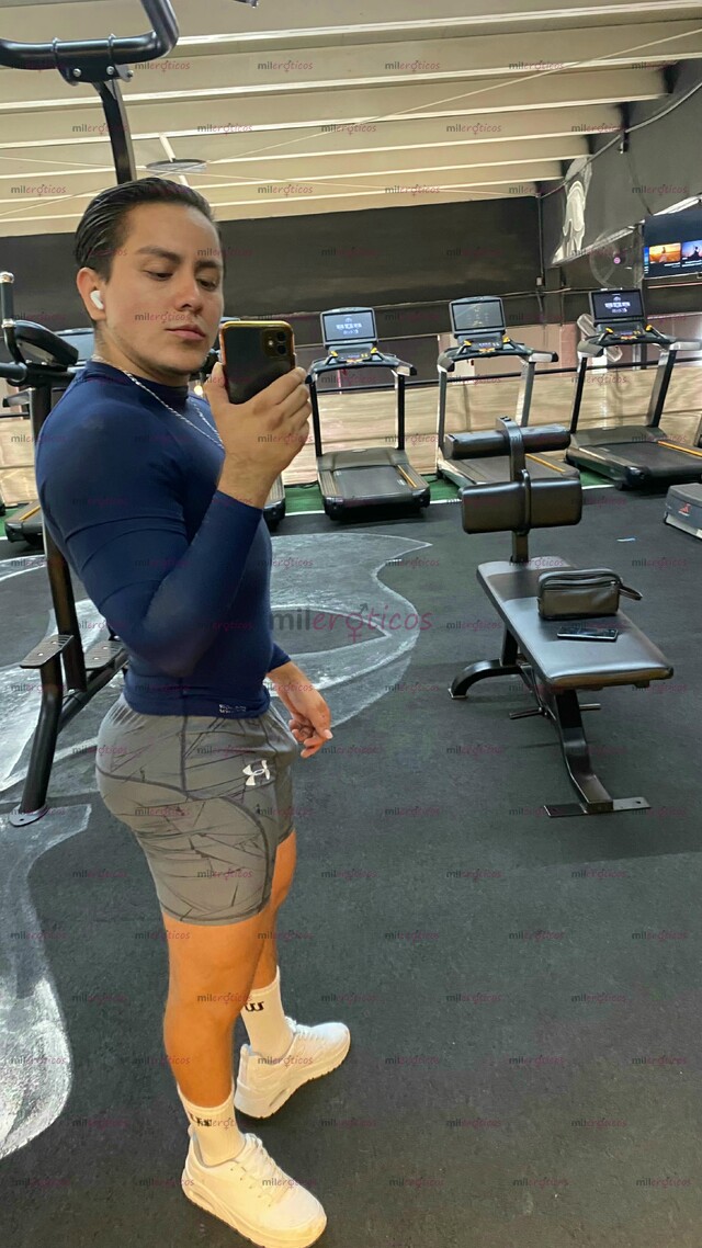 FOTOS DE JOVEN, GUAPO, EXPERTO, MASAJISTA LISTO PARA DISFRUTAR