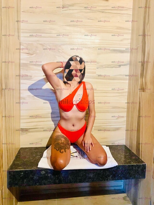 FOTOS DE ABBY PETTIT ESTRECHITA, APRETADITA, SOY COLAGENO PURO, CONOCEME, ACCESIBLE.