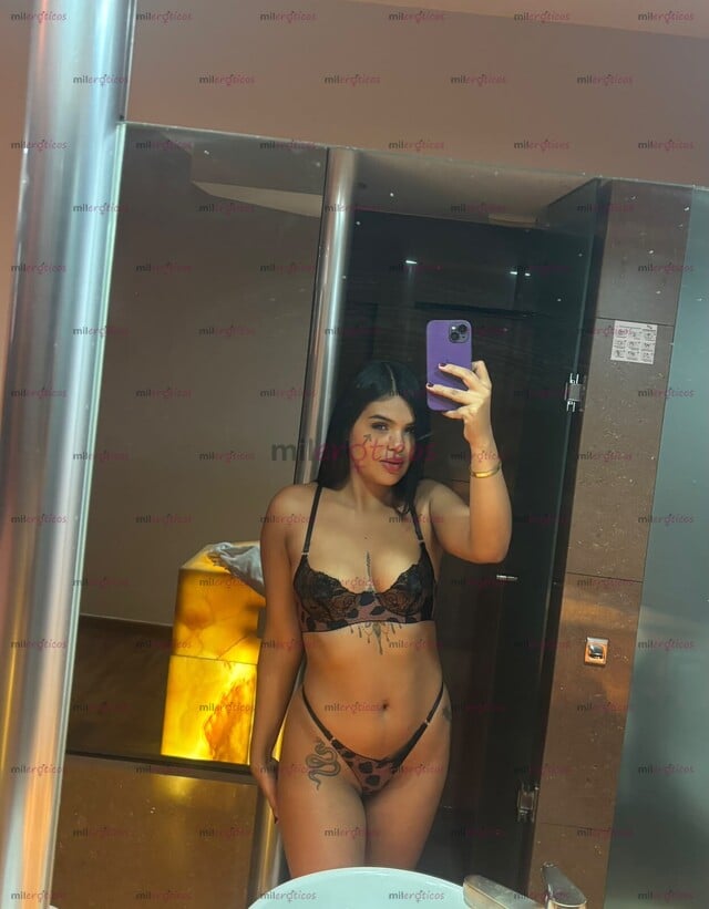 FOTOS DE EN LA SUAVE CURVA DE SU RENDICIÓN, UNA BELLEZA DELICADA Y DISPUESTA
