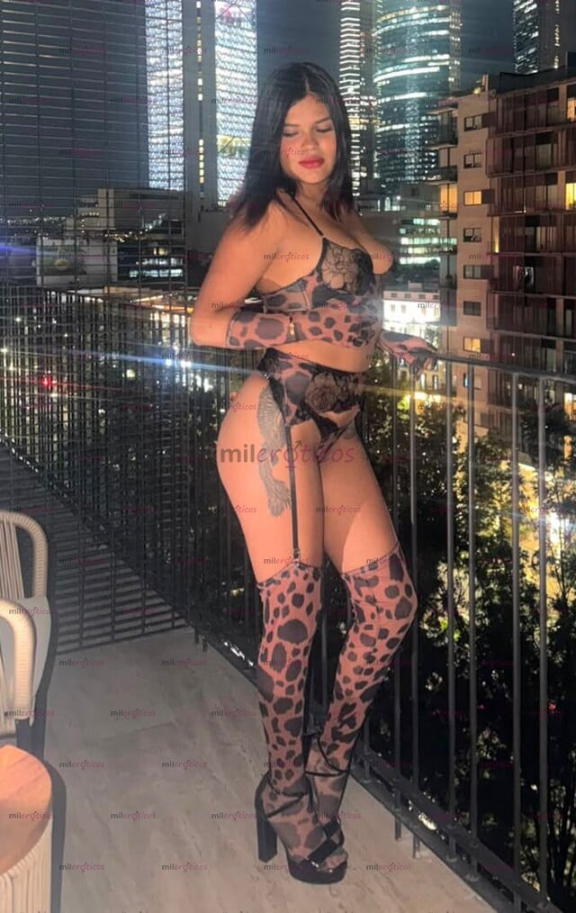 FOTOS DE EN LA SUAVE CURVA DE SU RENDICIÓN, UNA BELLEZA DELICADA Y DISPUESTA