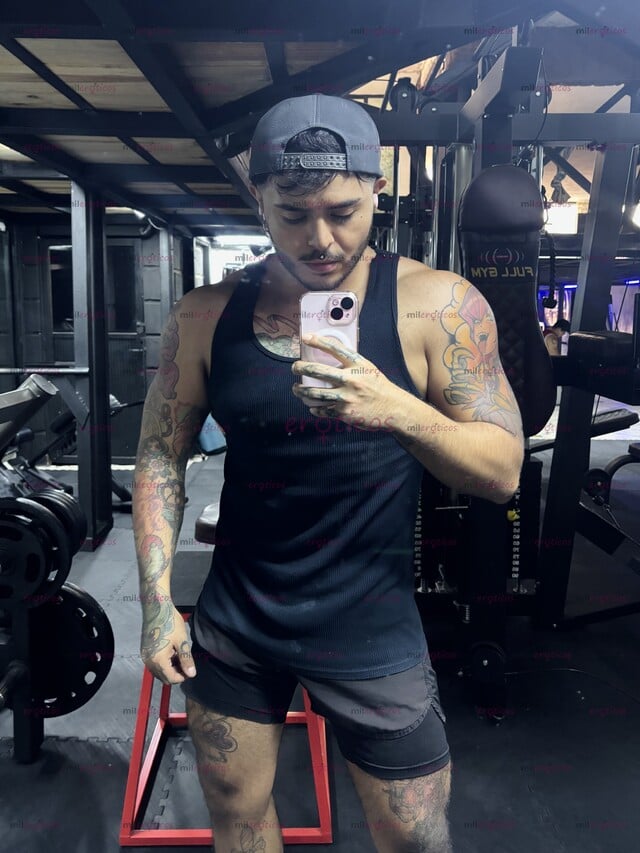 FOTOS DE TATUADOR PASIVO VELLUDO Y MUY COMPLACIENTE. LISTO PARA CUMPLIR TUS FANTASÍAS