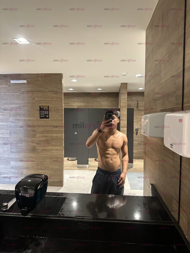 FOTOS DE SALVAJE Y MUY CALIENTE , CON MUCHAS GANAS DE FOLLARTE JOVEN ATLETA