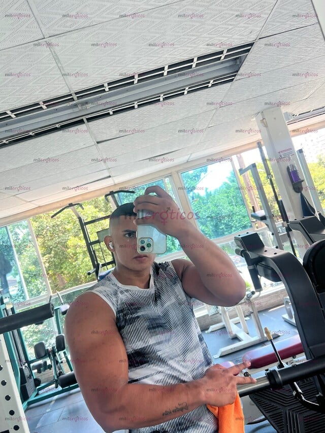 FOTOS DE HOMBRE MUSCULOSO MUY MARCADO Y CON 21 CENTÍMETROS