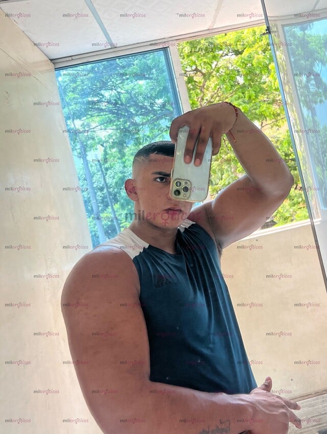 FOTOS DE HOMBRE MUSCULOSO MUY MARCADO Y CON 21 CENTÍMETROS