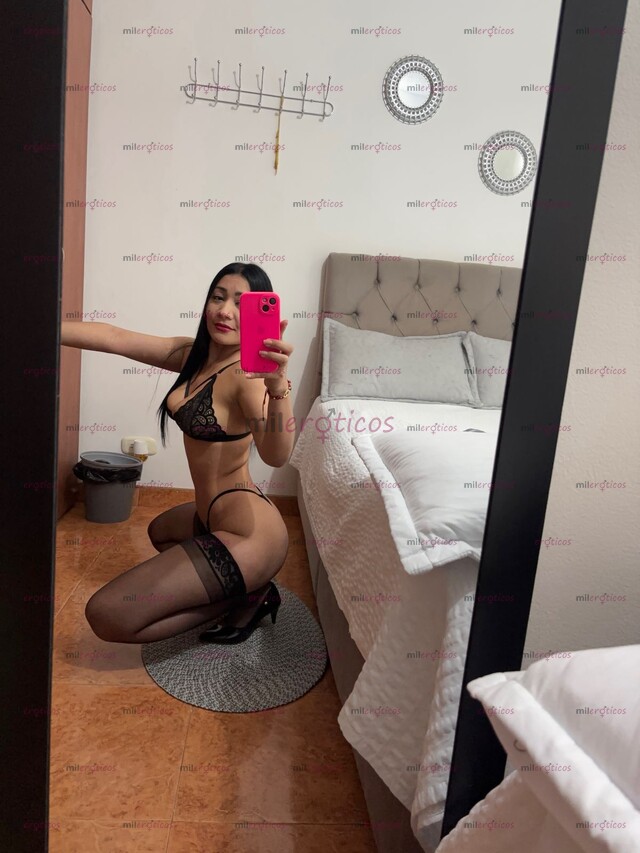 FOTOS DE HERMOSA NAHOMI DE PIEL DELICADA SEXY CON UNOS SENOS NATURALES DE BUENA ESTARURA