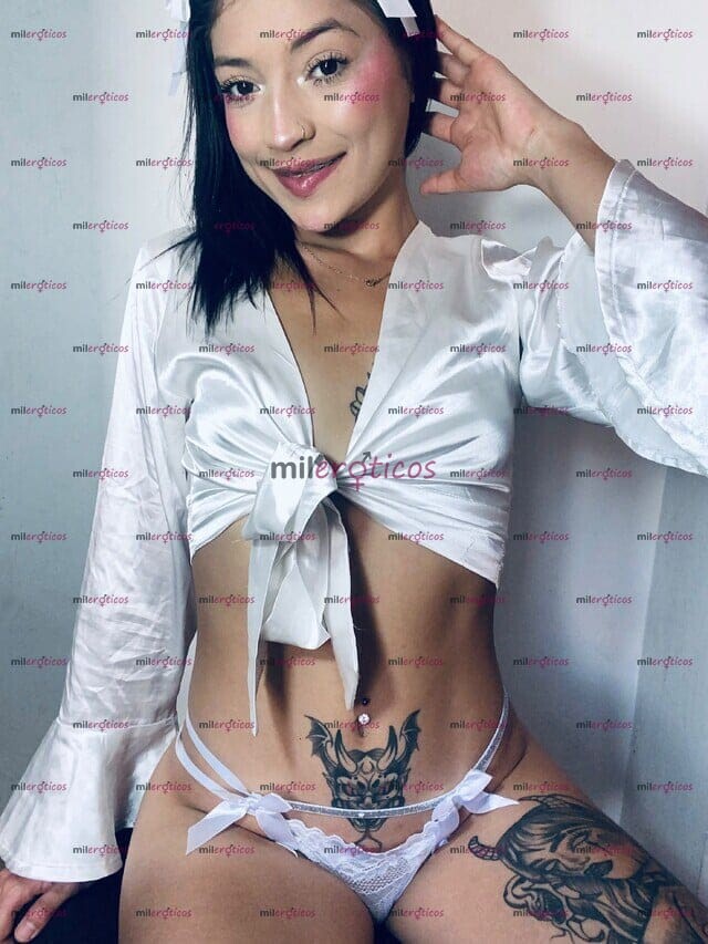 FOTOS DE UNA JOVEN DE 20 AÑOS CON GANAS DE SEXO Y CACHONDEO CARICIAS Y BESOS