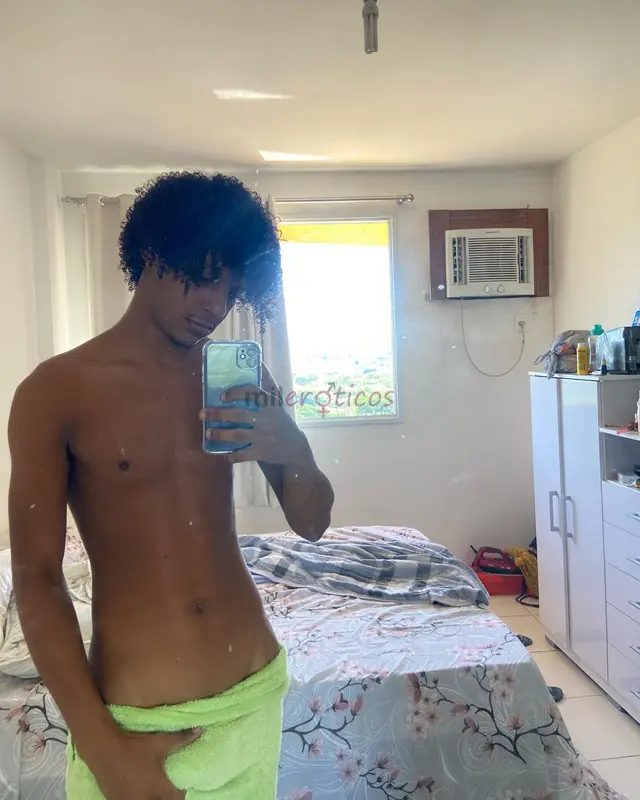 Ola sou um carioca autentico marrento e dominante nascido e criado na zona oeste do rio agora baseado em copacabana ativo top de verdade corpo definid...