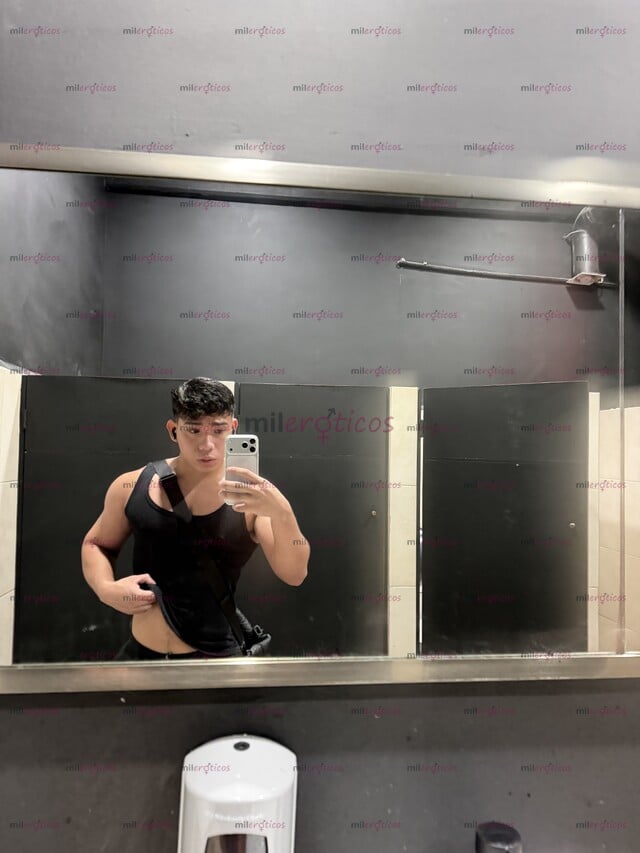 FOTOS DE JOVEN UNIVERSITARIO , MUSCULOSO, DISCRETO Y VARONIL CON 21 CM