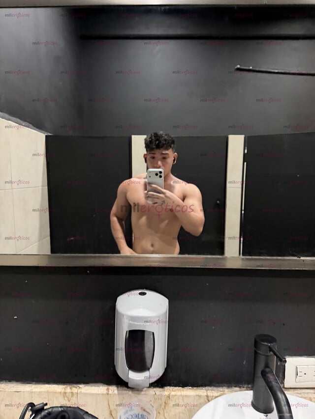 FOTOS DE JOVEN UNIVERSITARIO , MUSCULOSO, DISCRETO Y VARONIL CON 21 CM