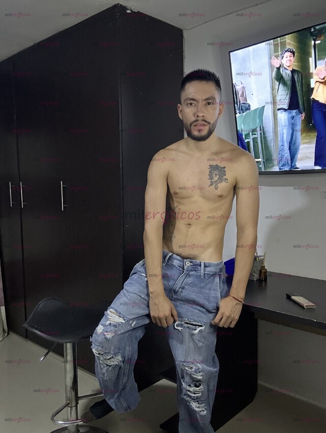 FOTOS DE DE PASO! UN CHICO MASCULINO, PINTA Y MUY ARRECHO...